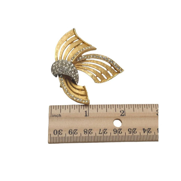 B.S.K Clear Rhinestone 1950s Textured Bow Brooch Pin Gold Tone Vintage - Picture 5 of 5